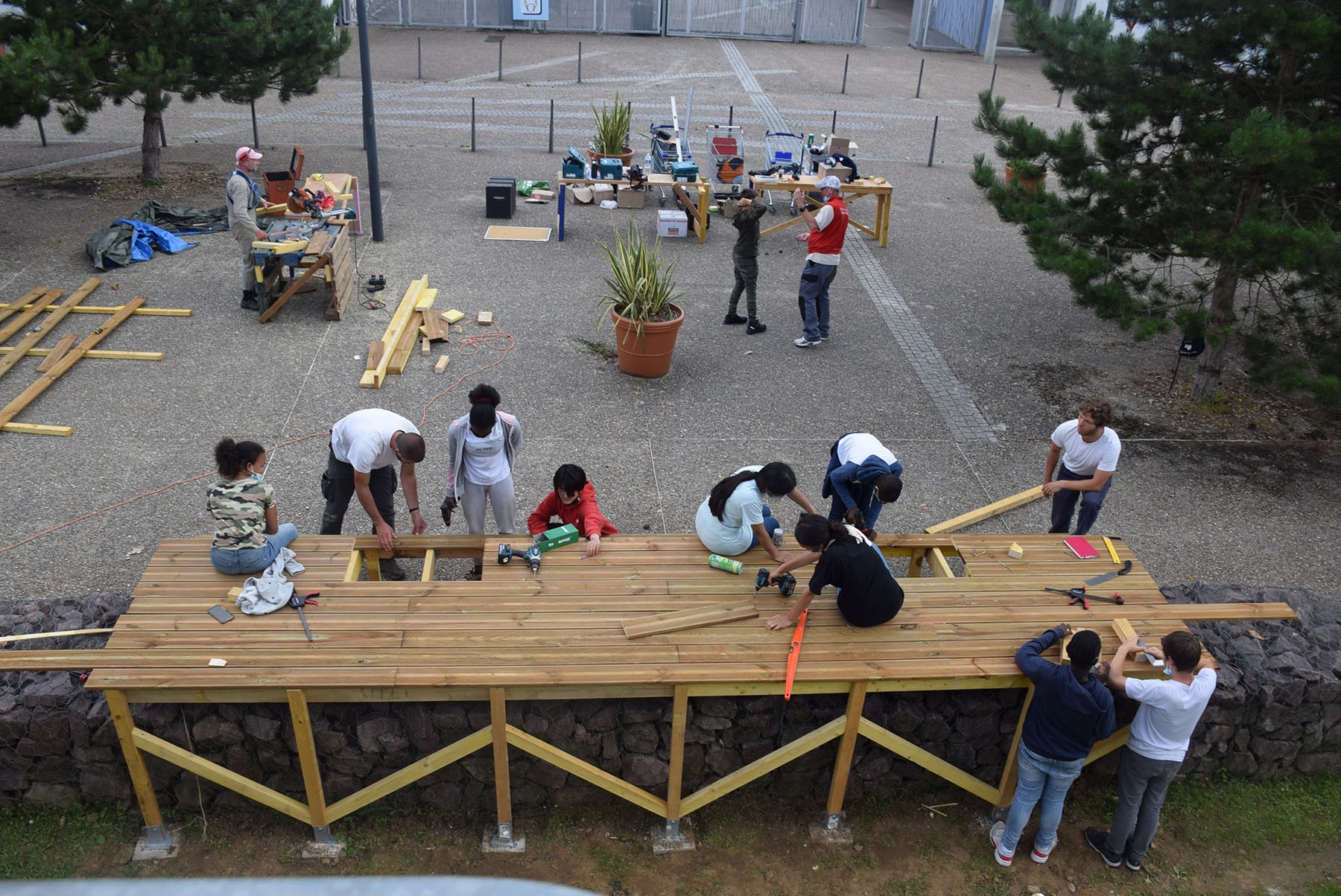 © Yakafokon / Chantier participatif sur le parvis du collège Alphonse Allais de Val-de-Reuil